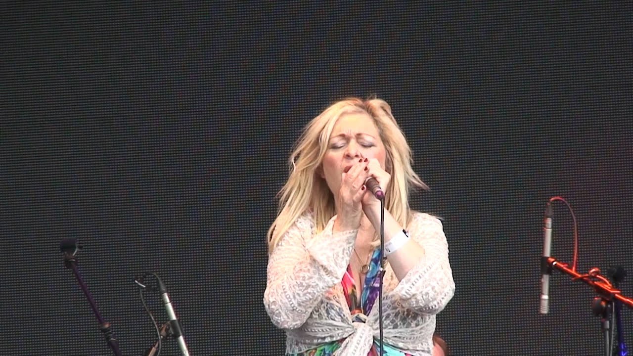 Sally Barker sings 'Walk On By' opening for Sir Tom Jones at Northampton CC