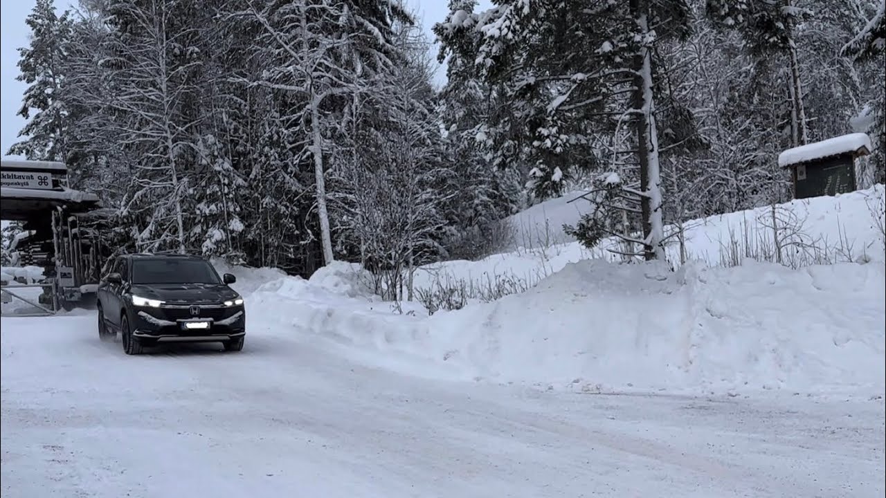 Honda HR-V e:HEV ’22 | Snowy hills drive | External view