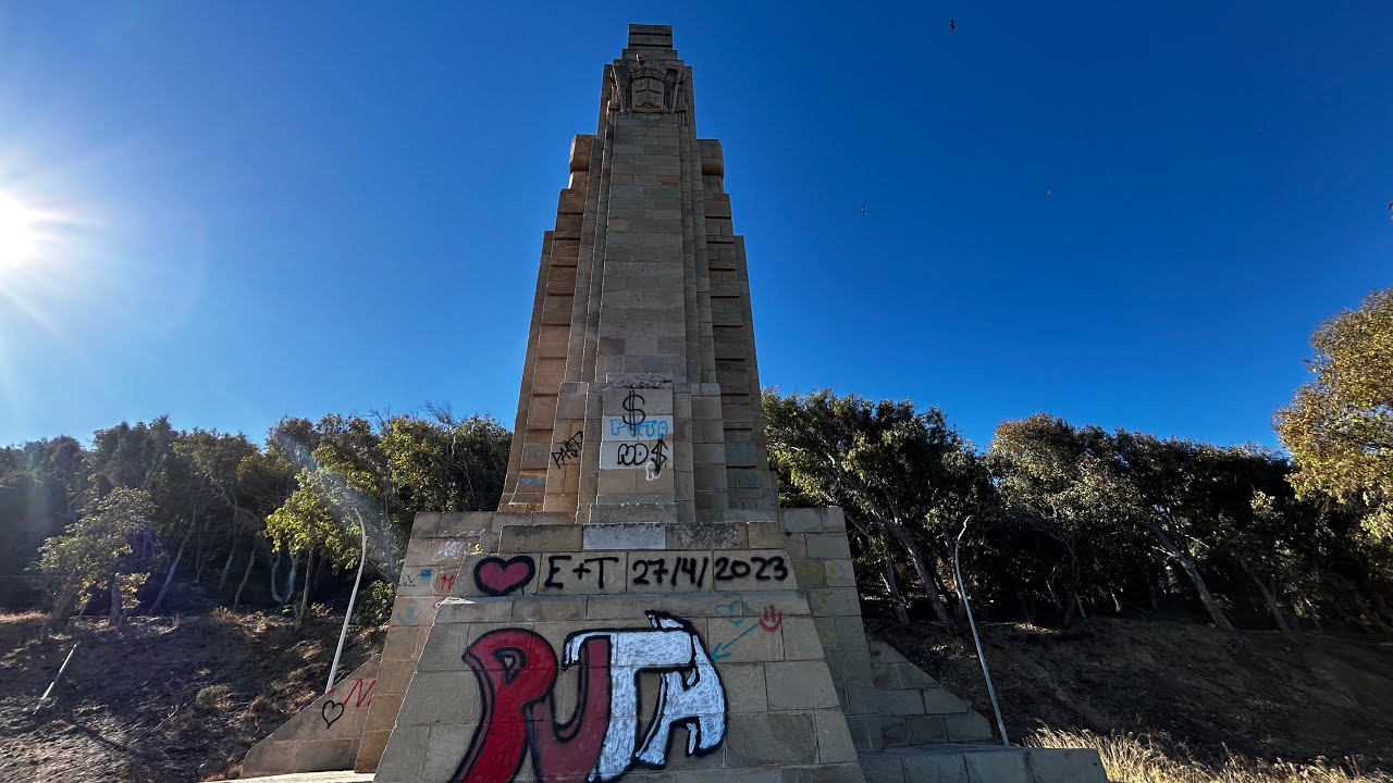 El Llano Amarillo, del tour franquista al botellón de fin de semana