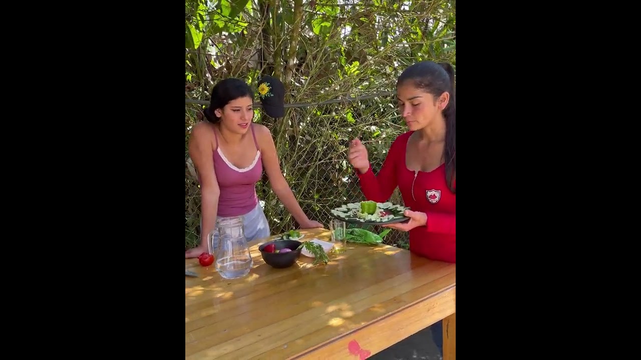 Preparando una deliciosa ensalada junto a mis hermanas:  Miry, @Chio ZL y @SaidaZC