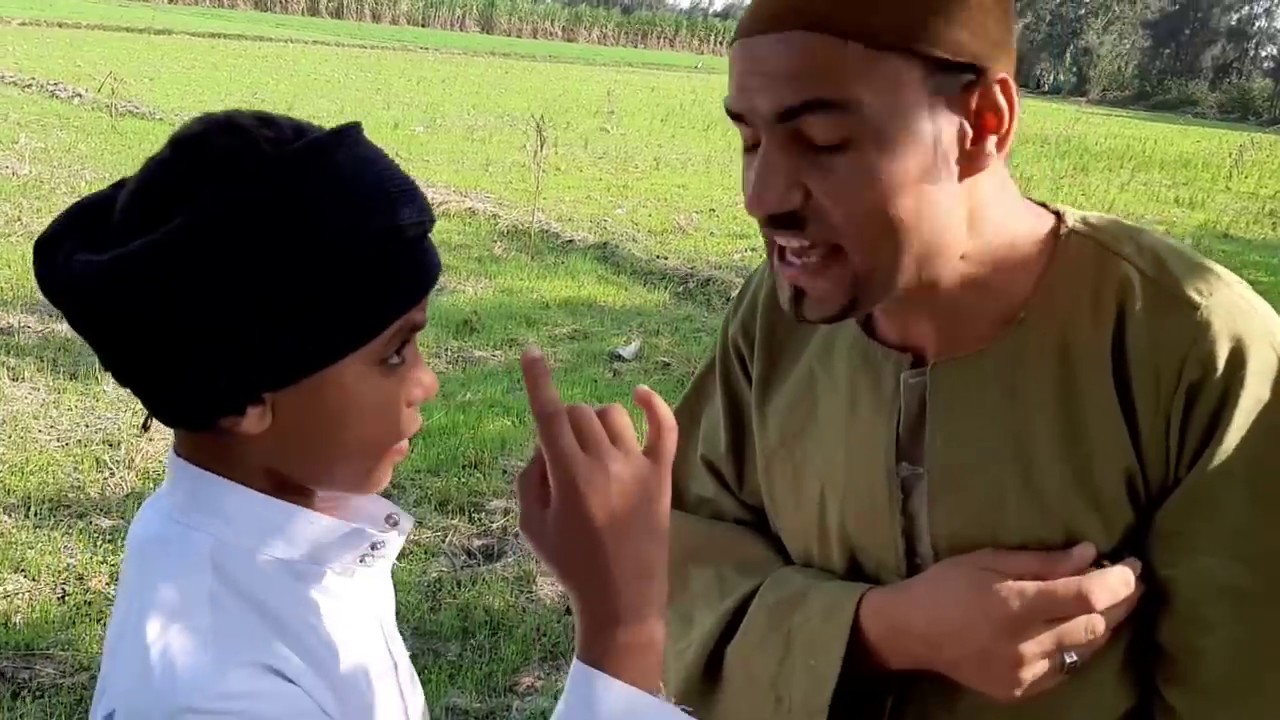 البخيل لما حد يزوره فى بيته شاهد ابخل رجل فى العالم يعمل عصير ويشربه