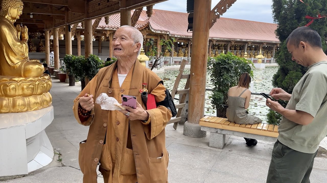 年輕人愛去寺廟燒香拜佛許願。老和尚胸前掛毛頭像徽章。菩薩舉着“和諧”的牌子