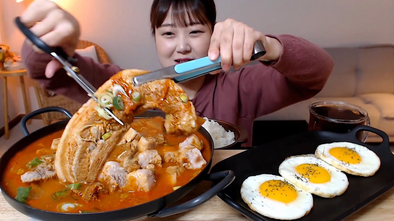 얼큰한 통삼겹 김치찌개 계란후라이 먹방 Korean Pork belly Kimchi-Jjigae (Spicy Kimghi stew) Mukbang Eating sound
