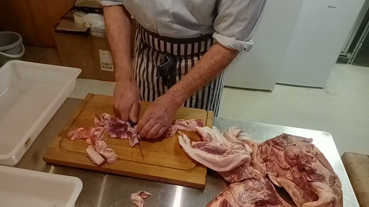 Fleisch für die Brühwurst Herstellung   Die Schweinebacke
