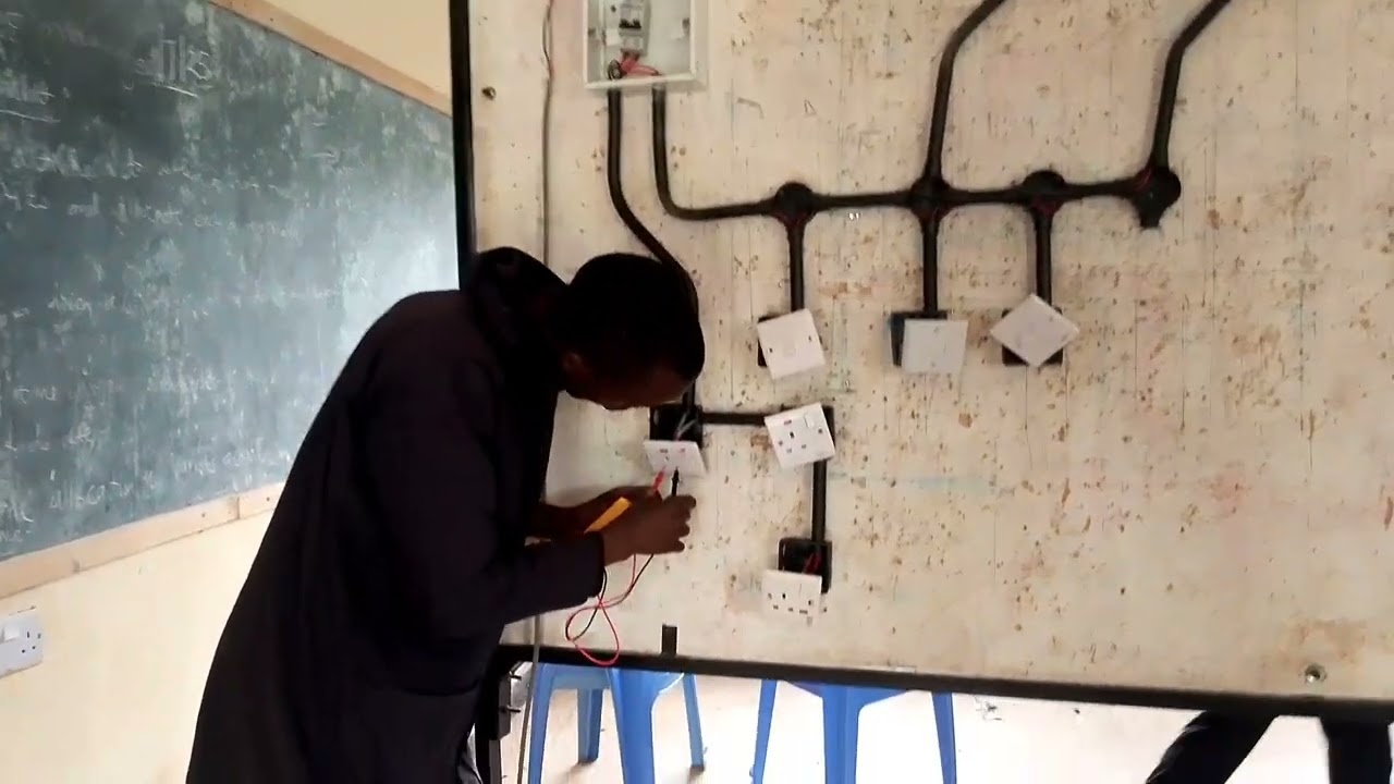 Use of intermediate switch,2gang 2 ways