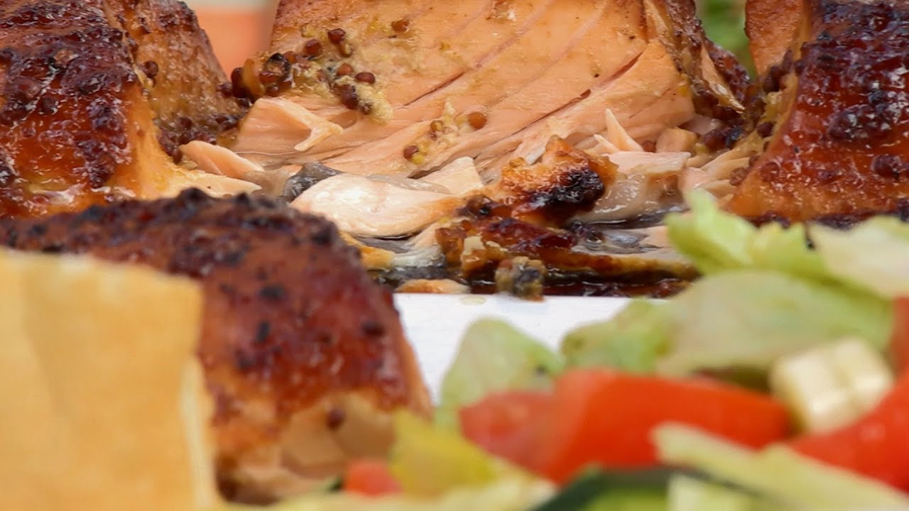 Lachs im Weber Grill auf Zedernholz geräuchert - Salmon smoked on a cedar wood plank