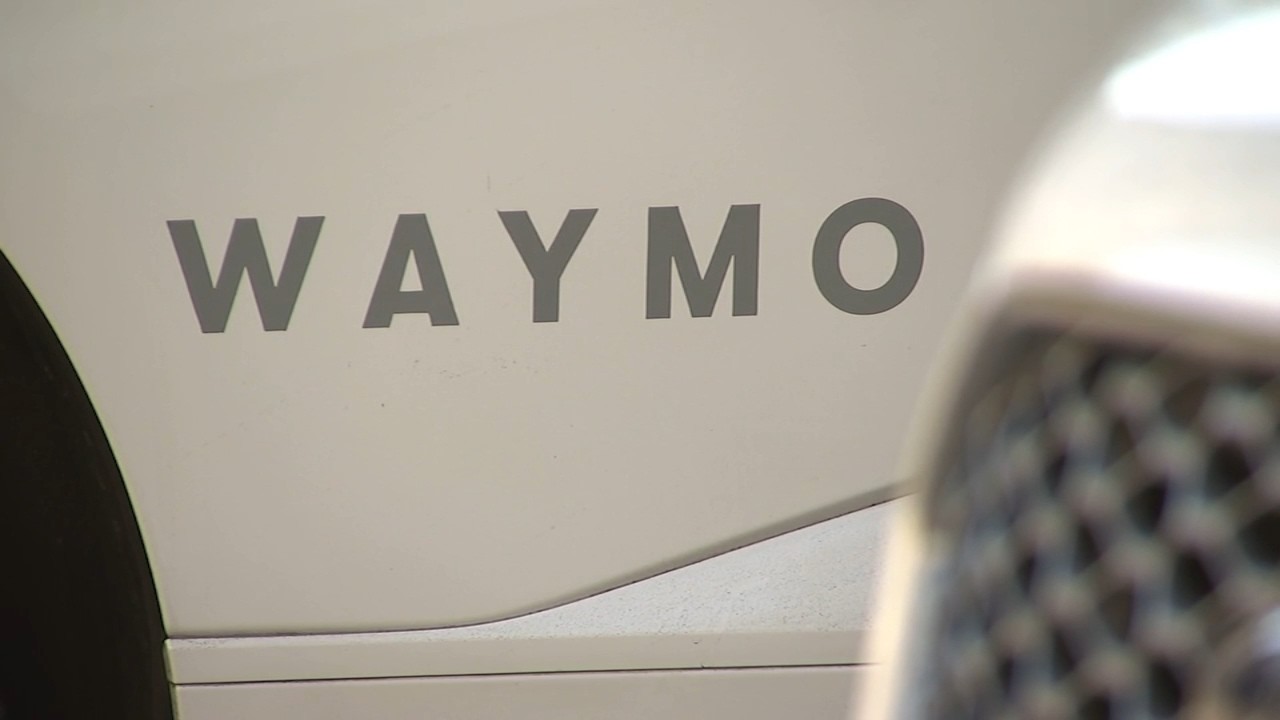 Водители служб такси утверждают, что компания Waymo возит детей без сопровождения взрослых, наруш...