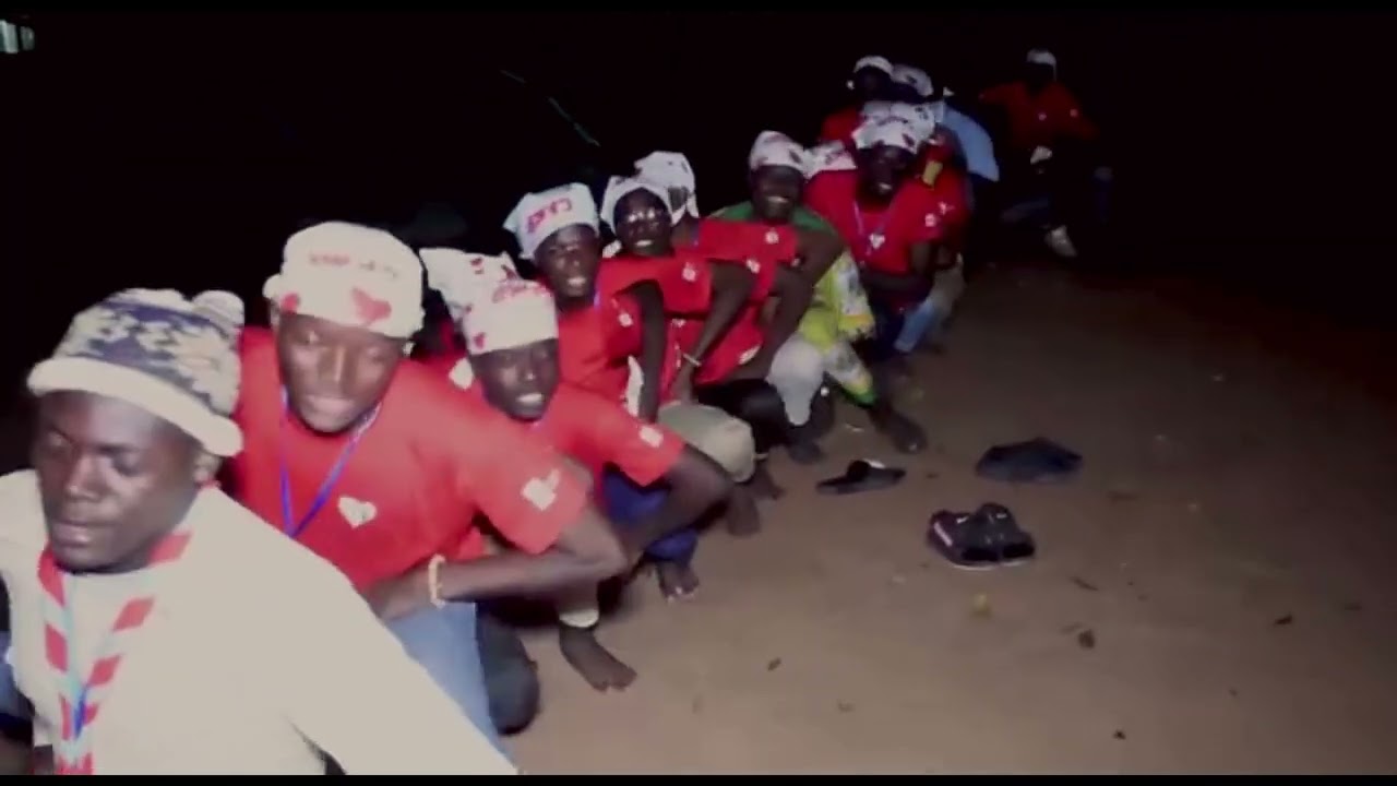 Appel au feu de camp avec les jeunes volontaires Amour et vie