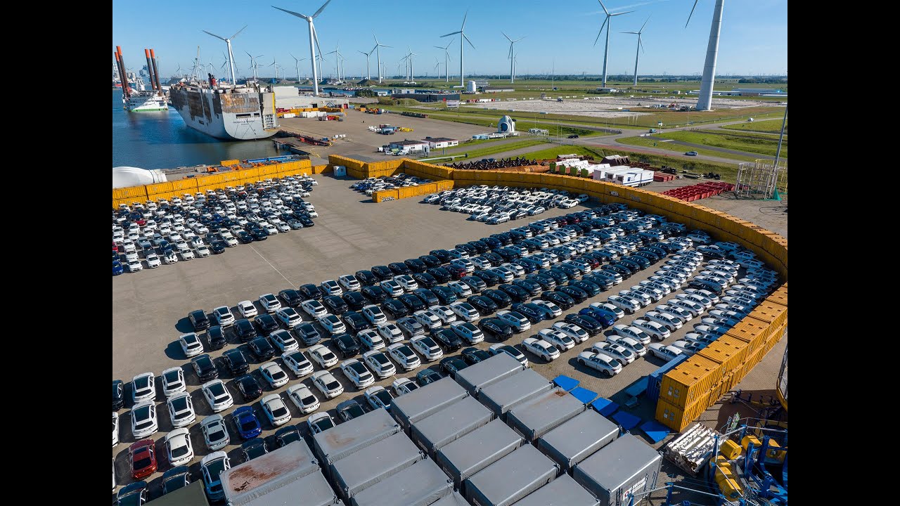 Laatste intacte auto's van zijn vrachtschip Fremantle Highway in de Eemshaven gehaald