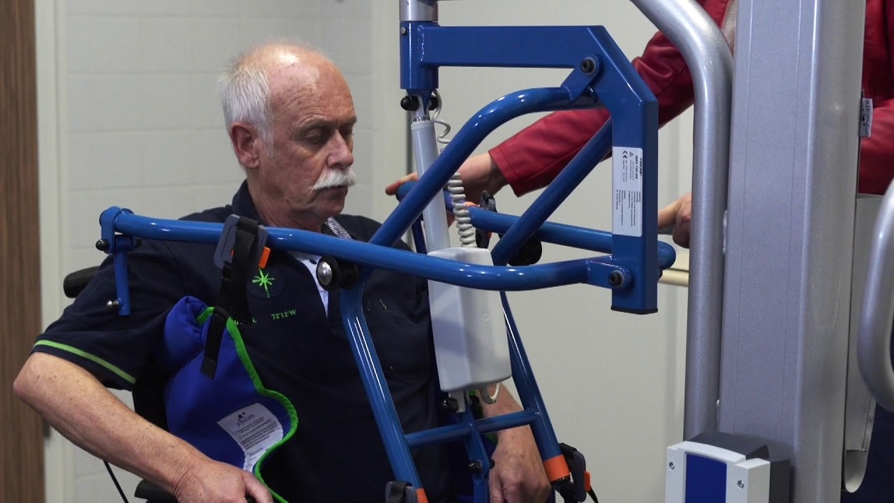 Cliënt verschonen in passieve tillift met Flexjuk JOYinCARE