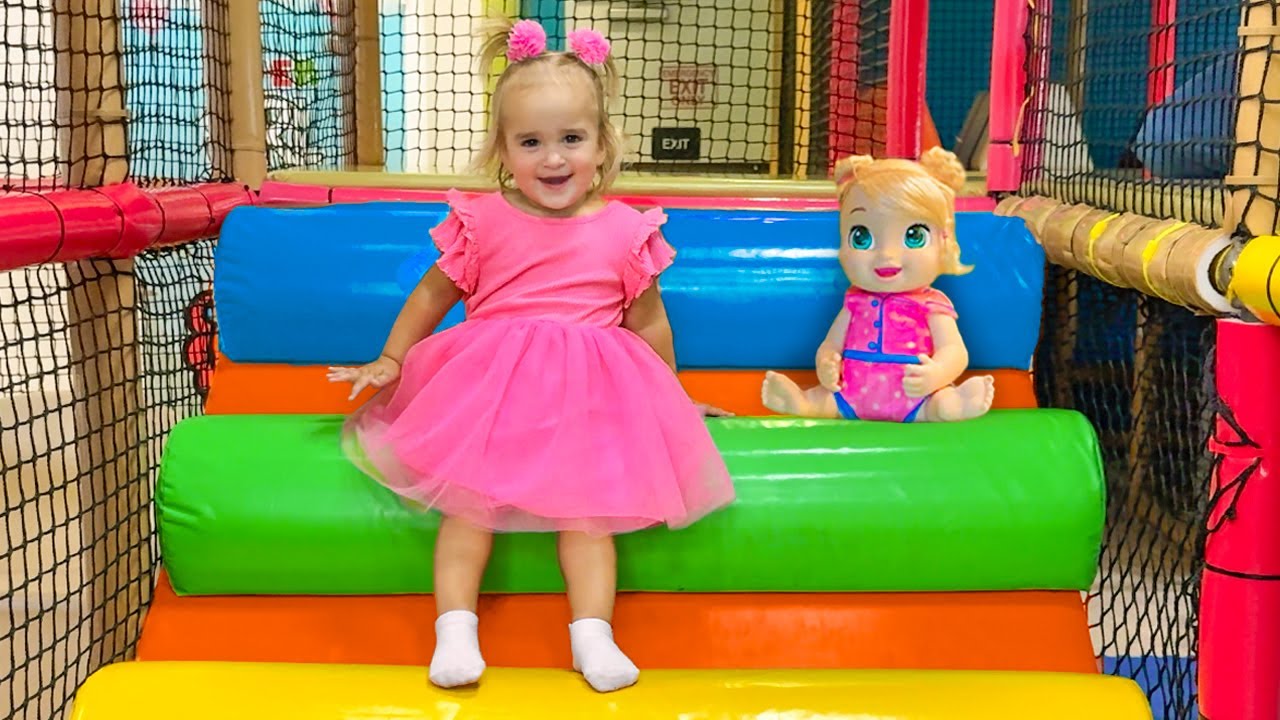 Alice hat Spa&szlig; auf dem Indoor-Spielplatz