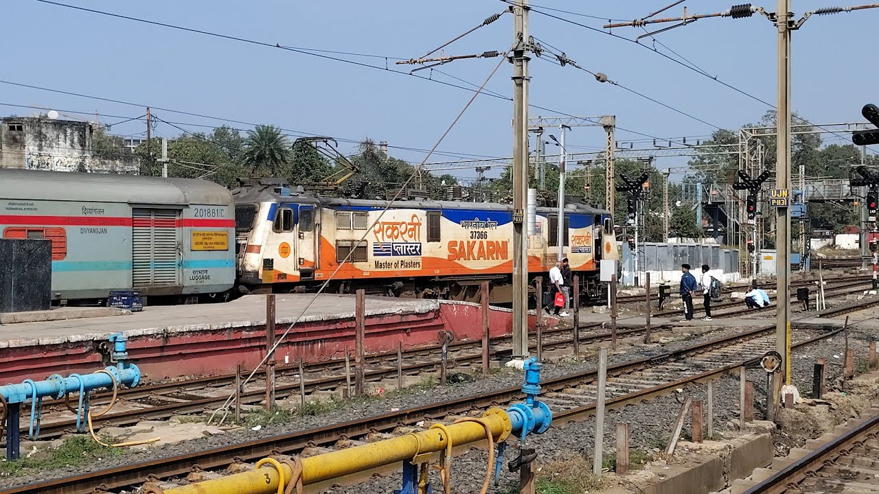 19308 Una to Indore Express departure at Ujjain Junction on platform no 4