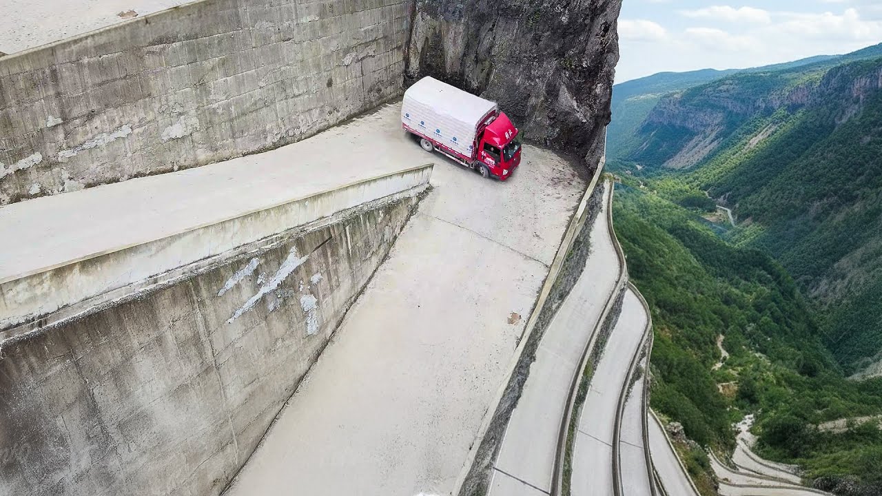 Extreme Truck Driving on China’s Scariest Mountain Highway