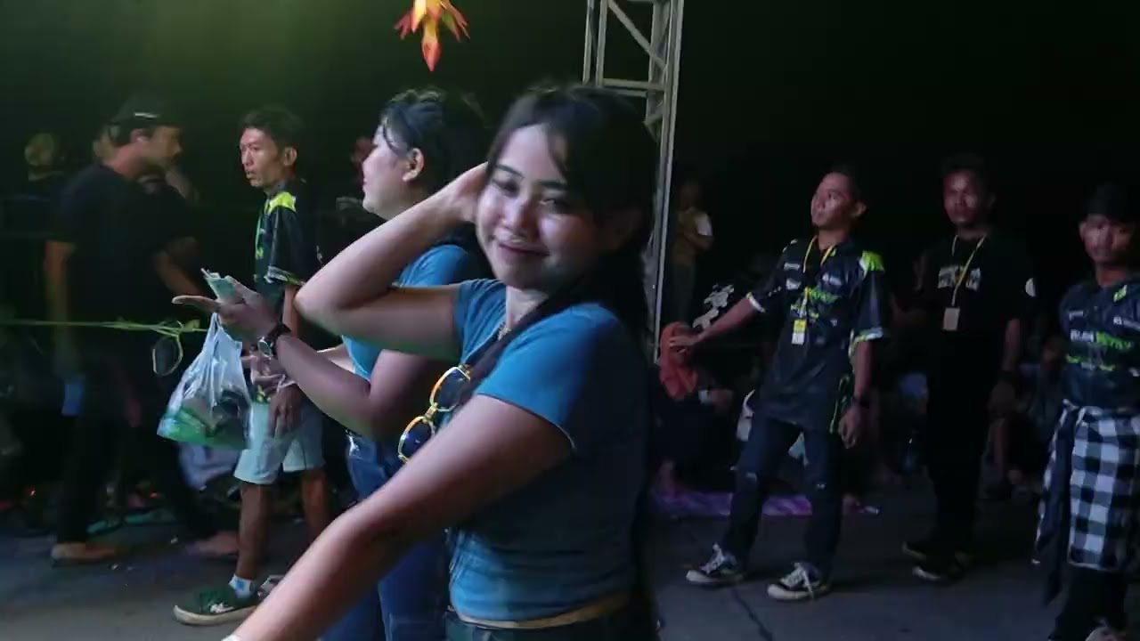 Karnaval budaya medali puri mojokerto 4WD audio pemuda RT 8 feat dancer cantik mempesona joss