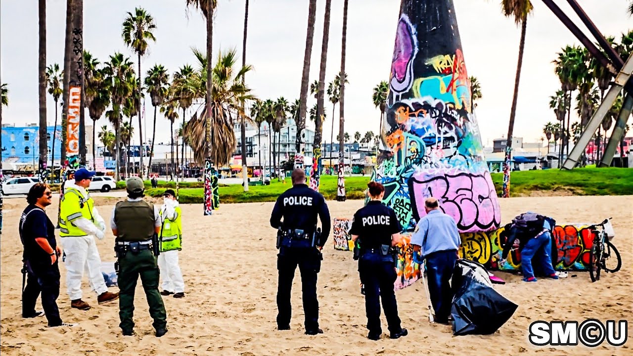 𝗚𝗥𝗔𝗙𝗙𝗜𝗧𝗜 𝗪𝗔𝗟𝗟𝗦 𝗦𝗪𝗘𝗘𝗣: LAPD and Park Rangers Oversee Venice Beach Cleanup Operation