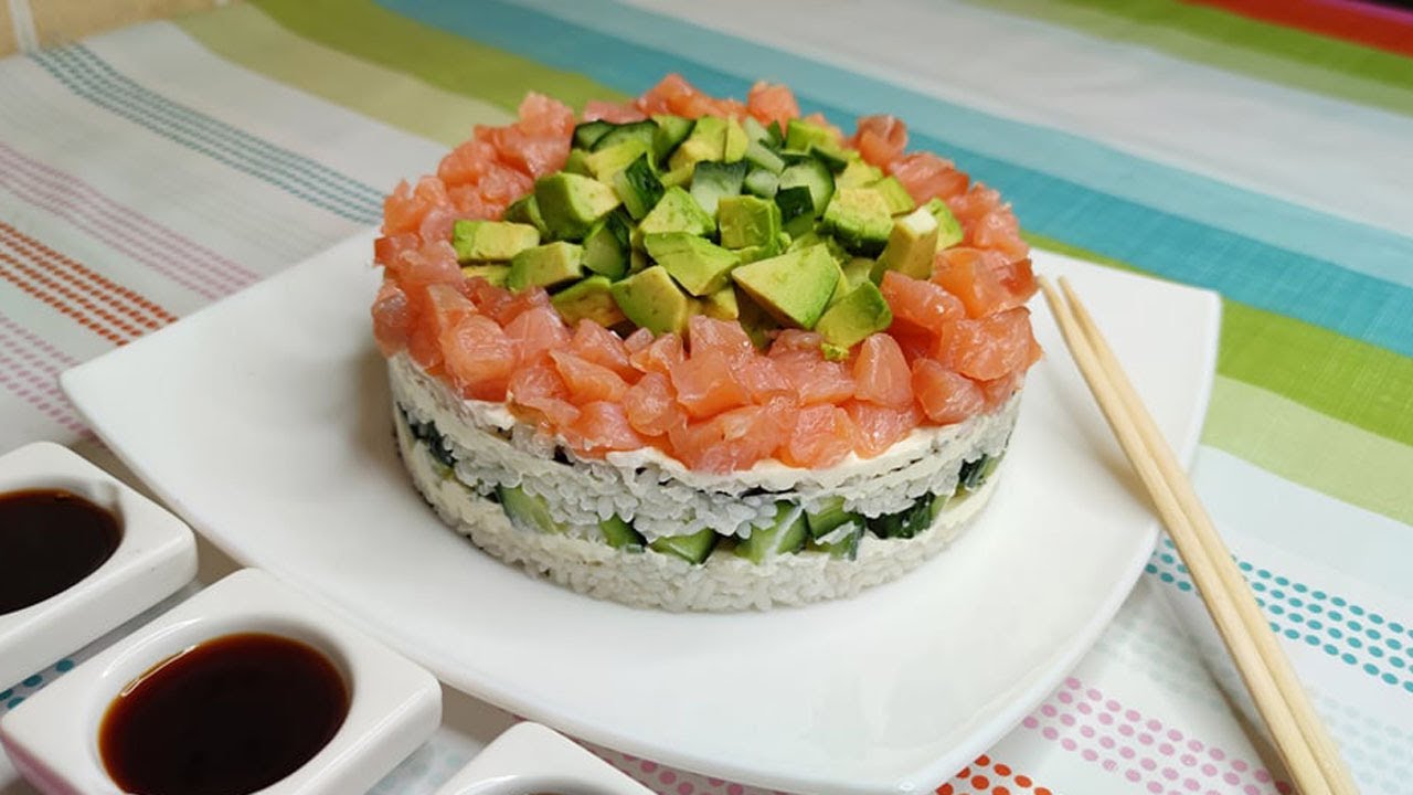 Salata în straturi Sushi pentru masa de sărbătoare.  Салат Суши на праздничный стол.