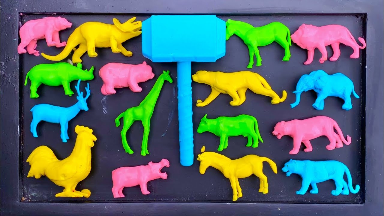 Membersihkan mainan,palu tor, sapi,kuda,singa,jerapah.