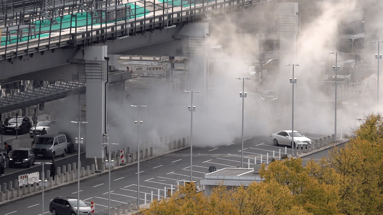 Extrem qualmender Mercedes sorgt für Aufsehen am Terminal 2 | Frankfurt Airport