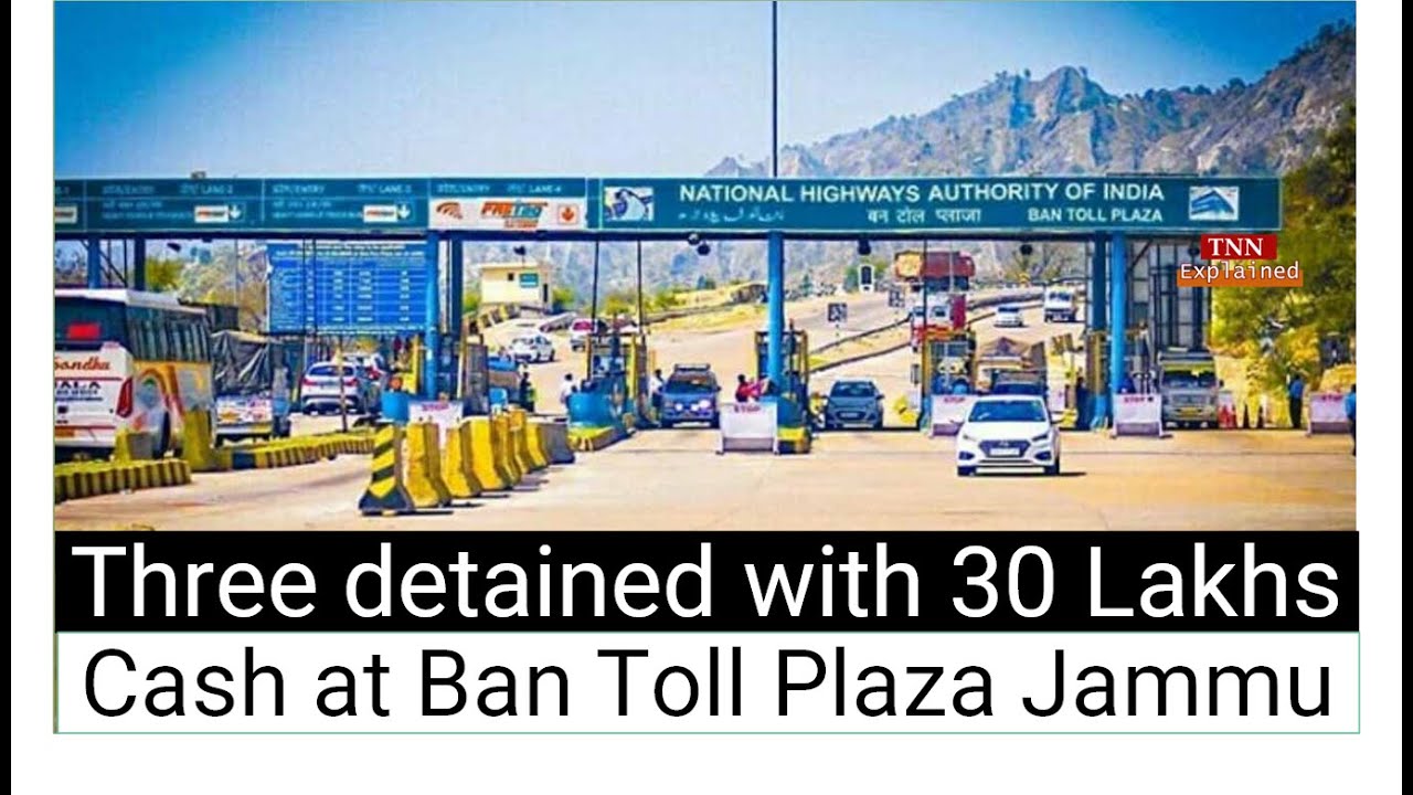 #BigBreaking Police detained three suspects with huge amount of cash at Ban Toll Plaza.