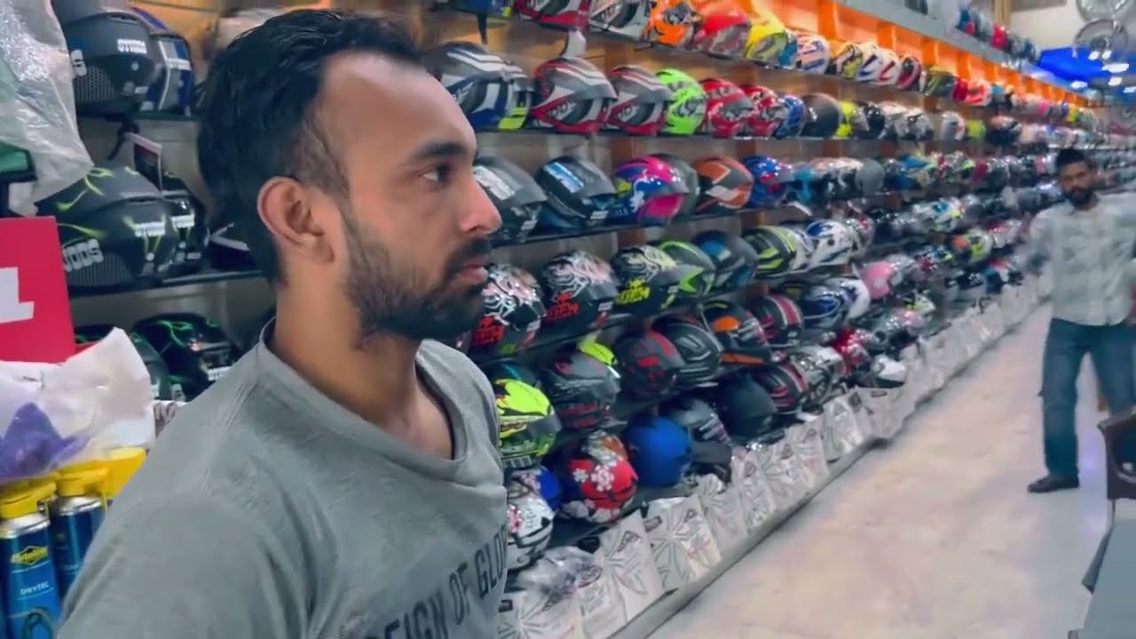 Chandigarh Sector 21,Sabse baddddi Helmet Shop