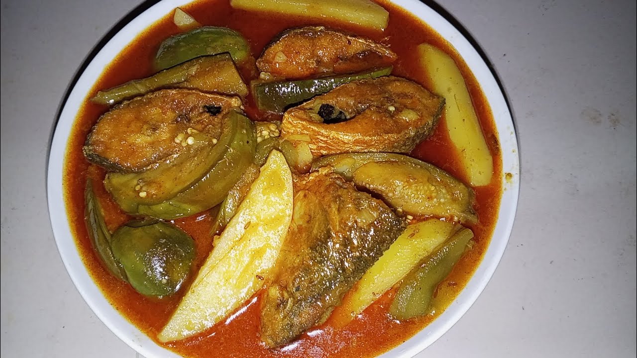 আলু বেগুন দিয়ে ইলিশ মাছের ঝোল