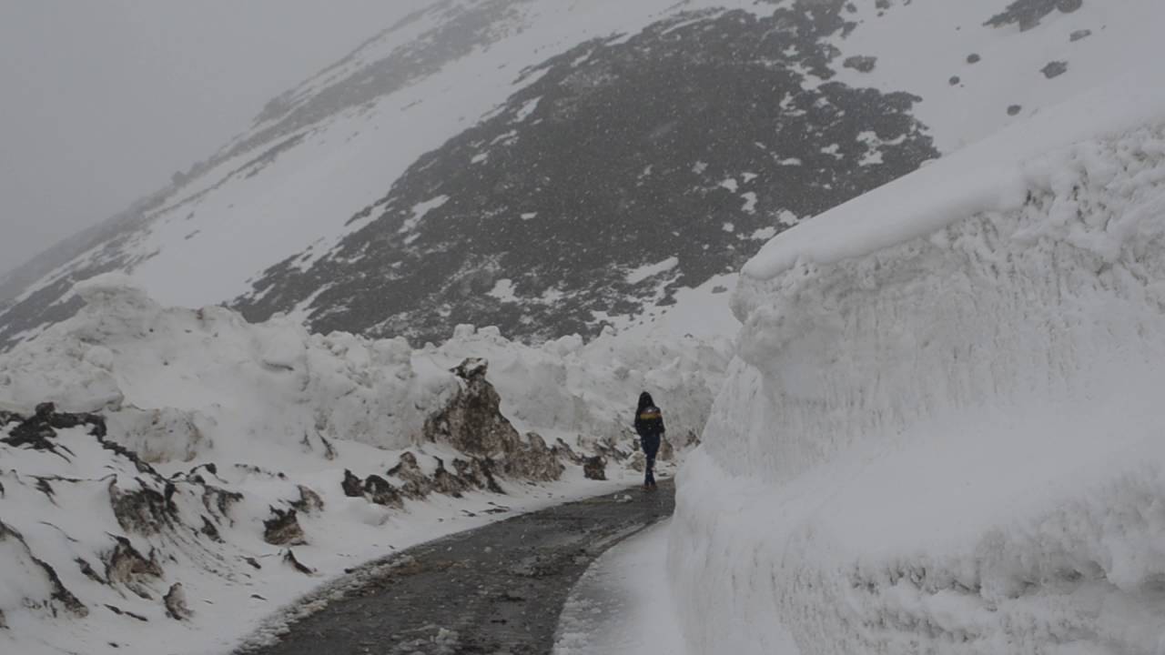 Sinthan Top (Sinthan Pass) in May - 12,500 feet & 20 Ft Snow