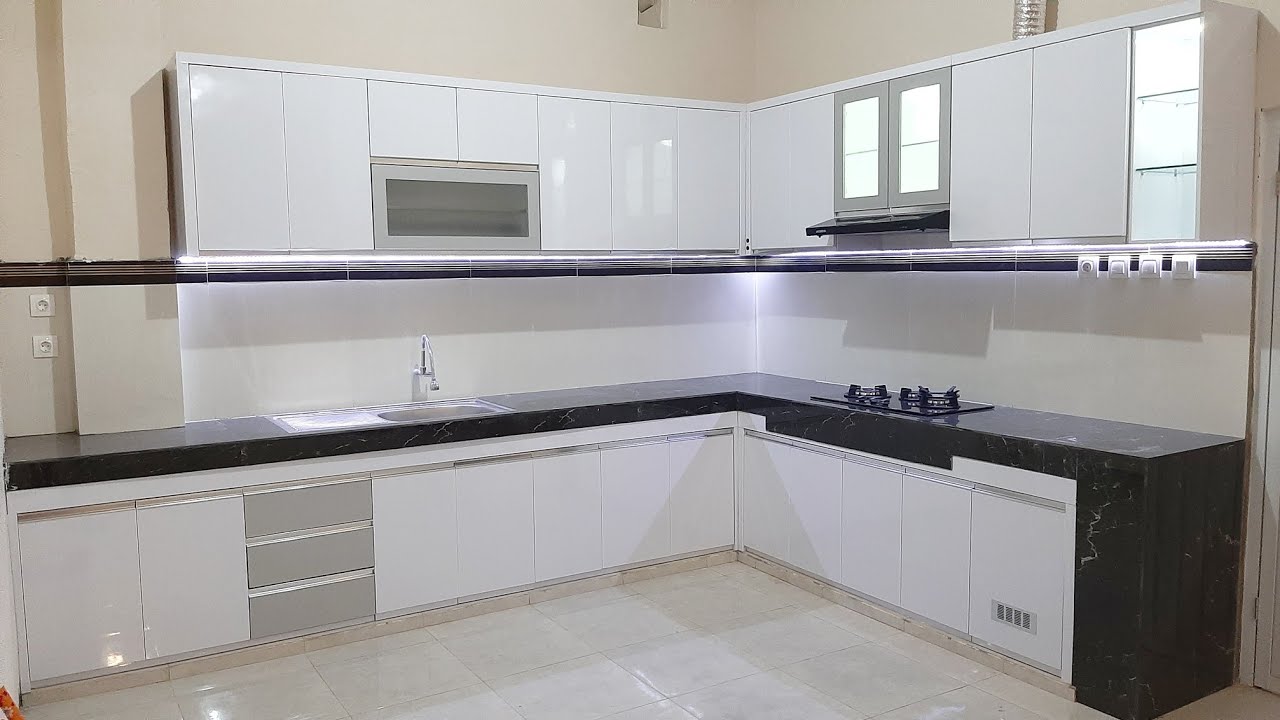 Kitchen set ukuran 4 x 3 meter warna putih berserta asesoris didalamnya.