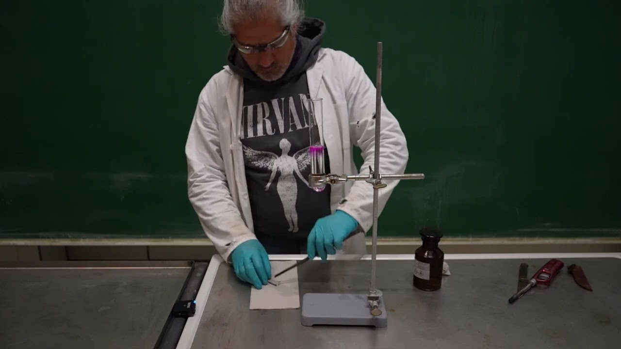 037HG Reaktion Lithium in Wasser / Reaction Lithium in Water / Reacción Litio y Agua
