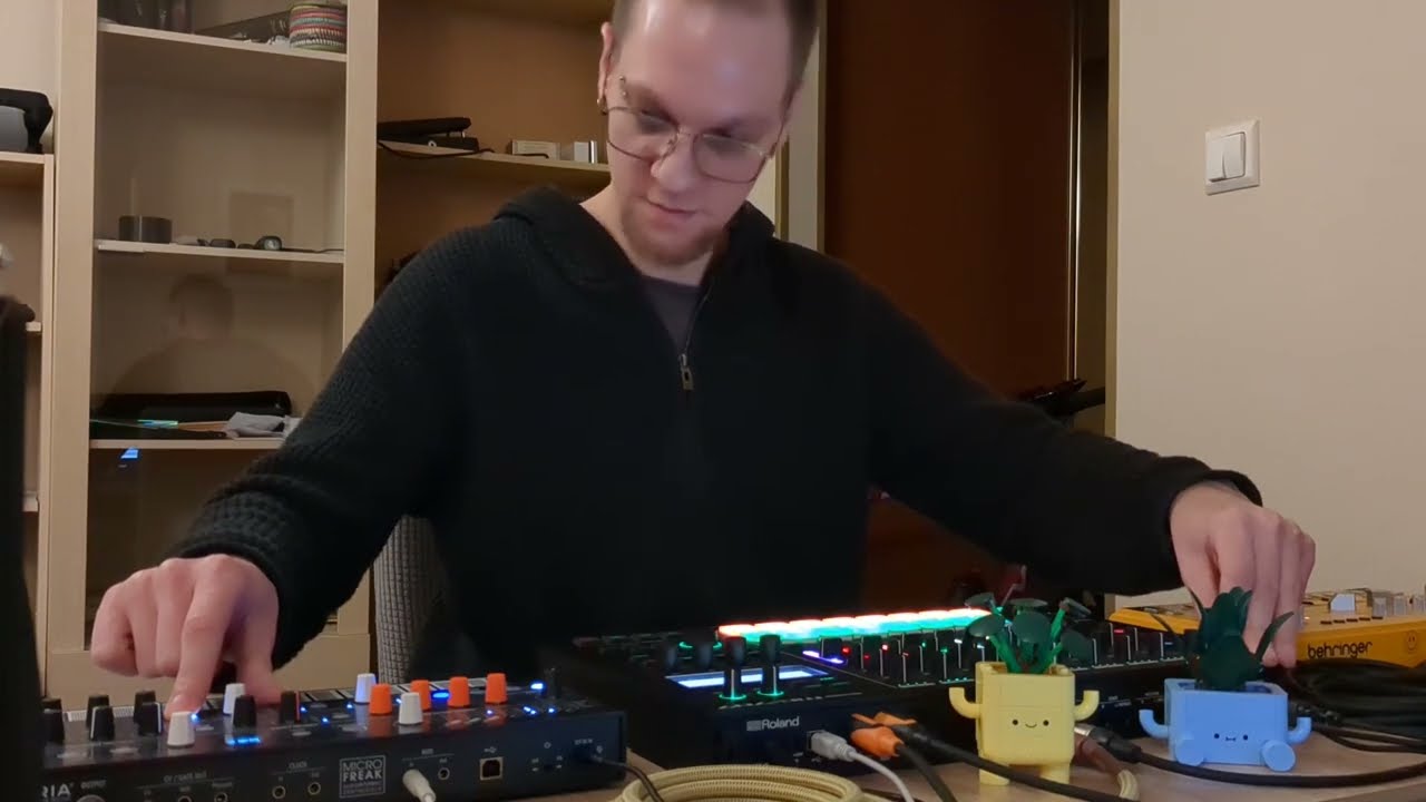 Acid techno/psytrance jam with Roland MC707, TD3 and Microfreak 