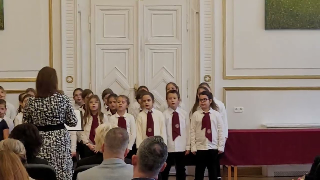 Kicsinyek kórusának fellépése a Szociális Munka Napján