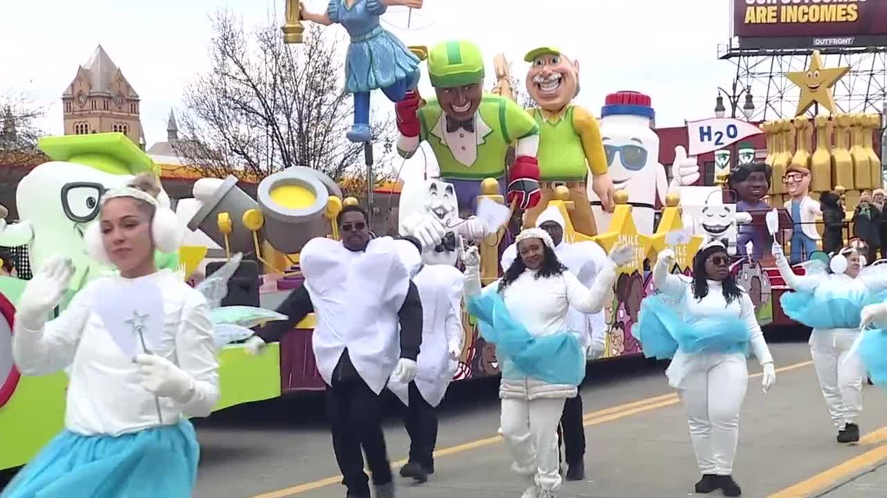 'A tradition.' Families gather to enjoy Detroit's Thanksgiving Day parade