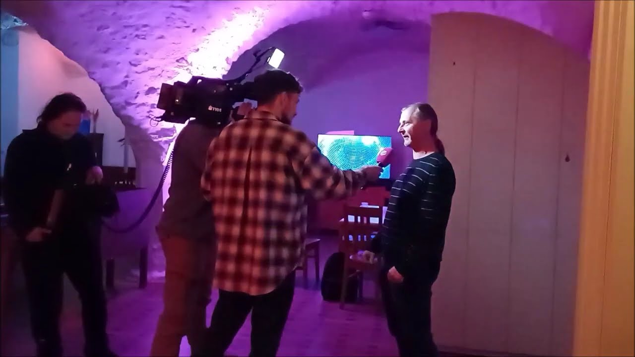 Ein Kamerateam von SAT.1 bei der Disco TanzBesonders in Hildesheim zu Gast