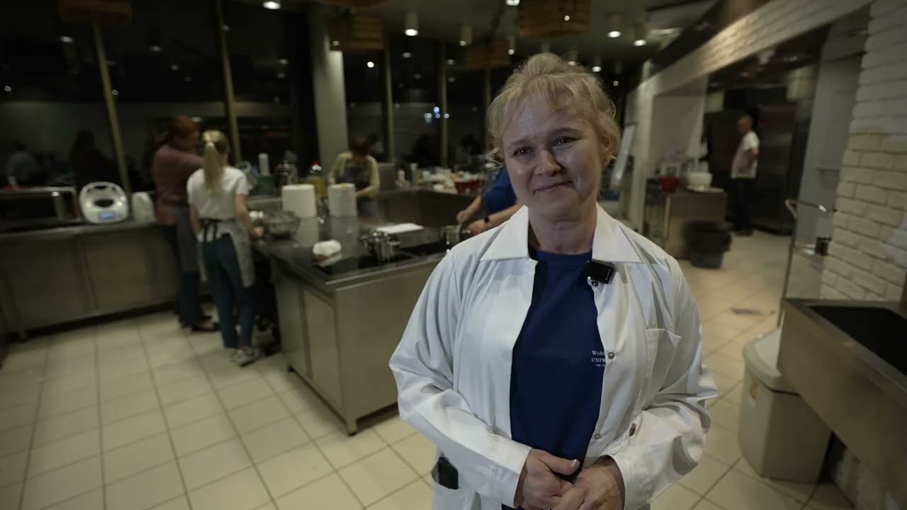 Nocne smażenie pączków na Wydziale Technologii Żywności URK - tłusty czwartek 2026