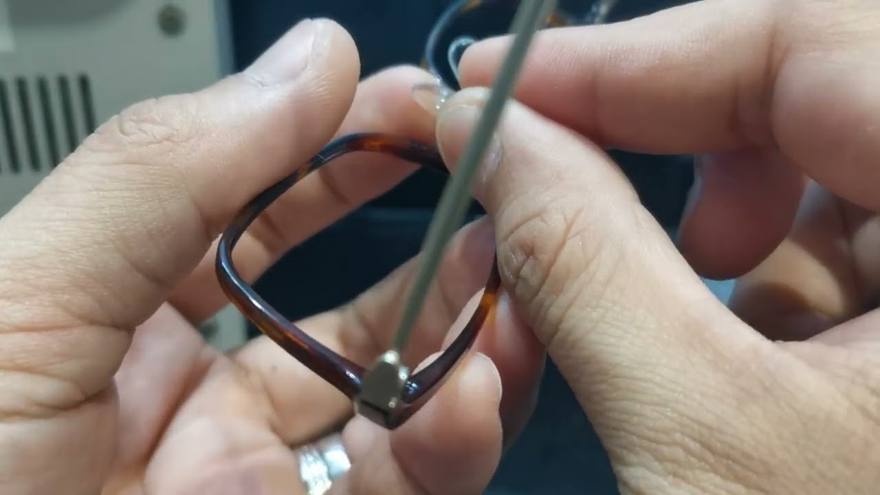 Changing silicon nose pads #OpticalTechnician 
