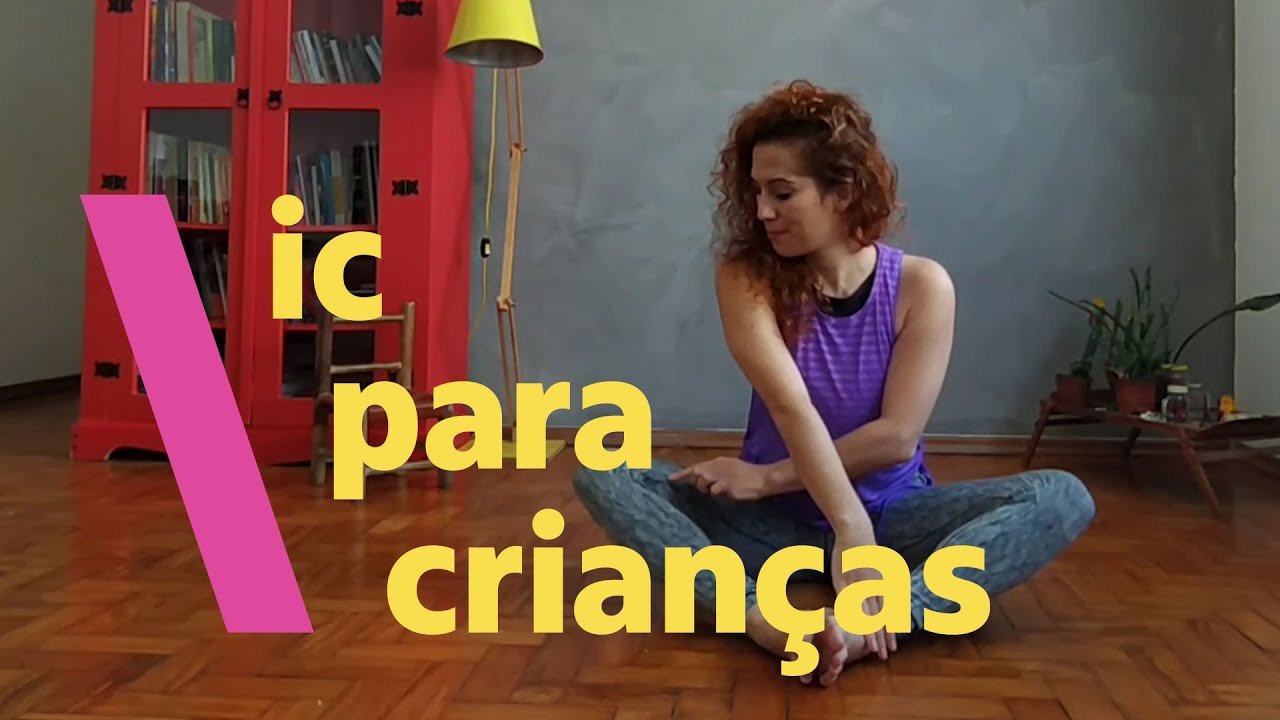 Já imaginou fazer aula de dança com cachecol, bola e almofada?