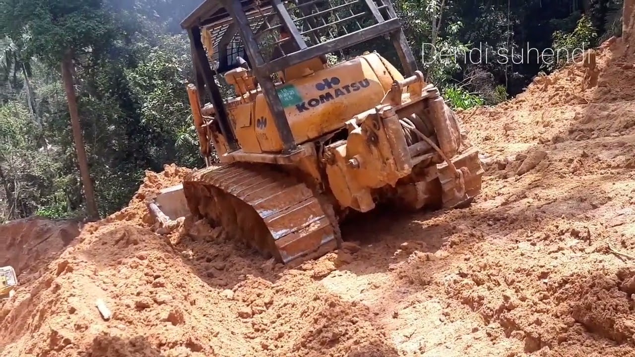 BULLDOZER KOMATSU D60EM MEMBUKA JALAN BARU D KAWASAN BERBUKIT @dendisuhendi1381