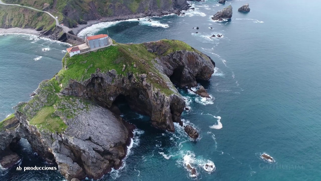 COSTA DE BIZKAIA A VISTA DE DRONE (GAZTELUGATXE Y URDAIBAI) (UHD 4K).