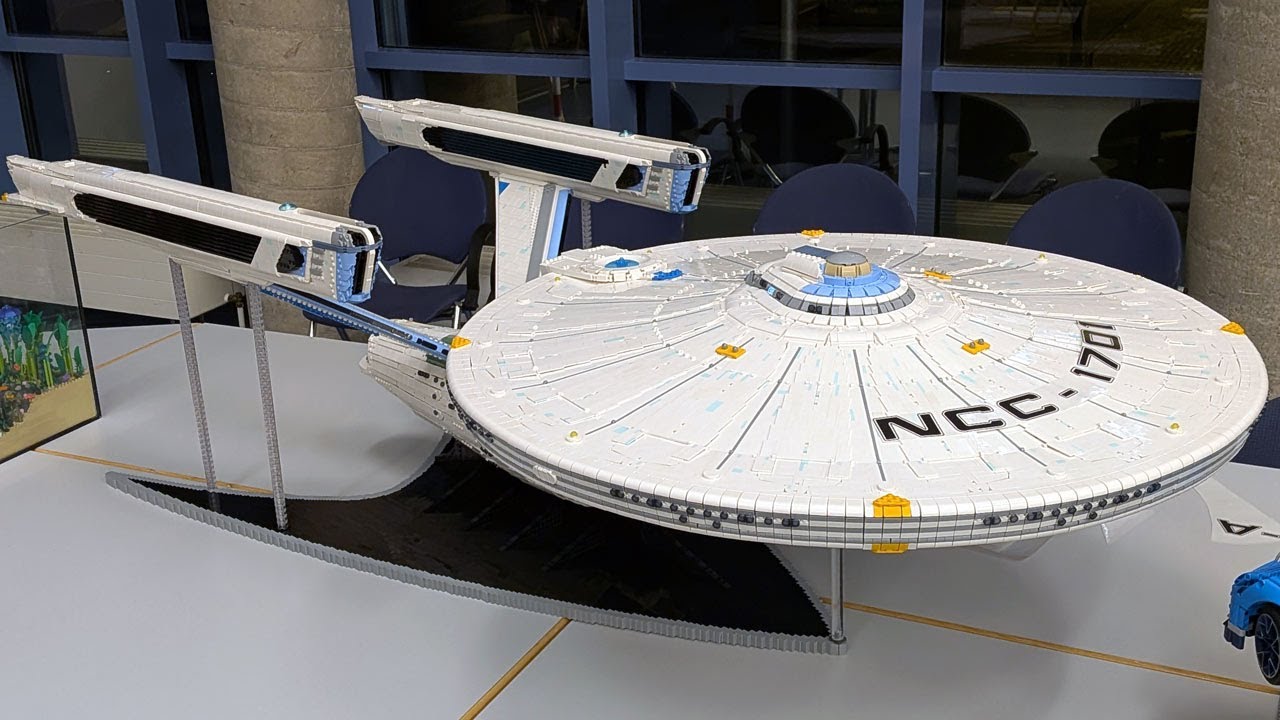 Гигантский LEGO Star Trek Enterprise, собранный из 50 000 кубиков!