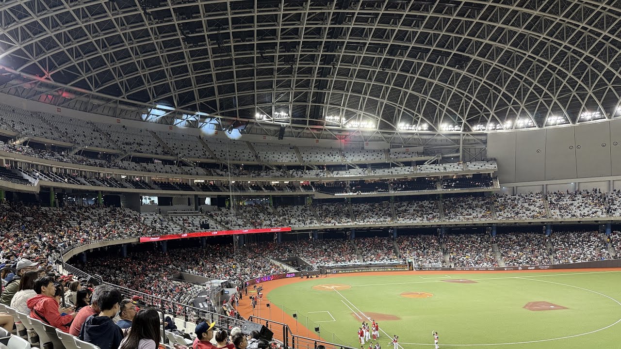 走進花園綠廊，台北大巨蛋看職棒比賽/Taipei Dome#台北大巨蛋#大巨蛋職棒#大巨蛋體驗#大巨蛋美食#台灣職棒#花園綠廊#遠東GardenCity美食#CPBL看球#台北美食#台北職棒比賽