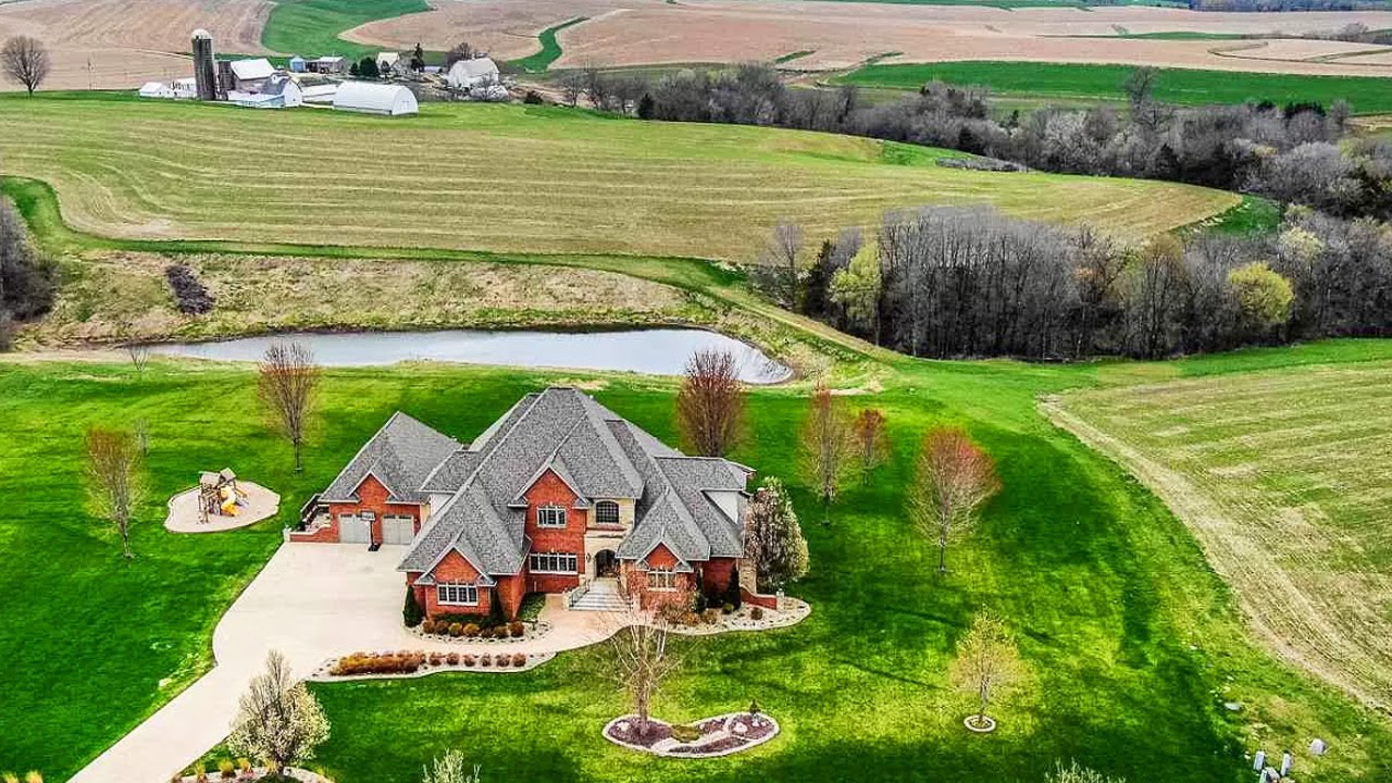 Luxury mansion for sale in Iowa. $ 1,330,000 inside house tour.