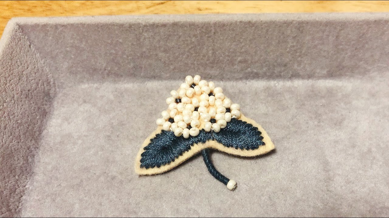 【刺繍花ブローチ】ダイソーのフェルトで作ったビーズ刺繍のブローチ。　刺繍初心者向け　刺繍のやり方　Embroidery brooch,  bead Work　  刺绣花胸针