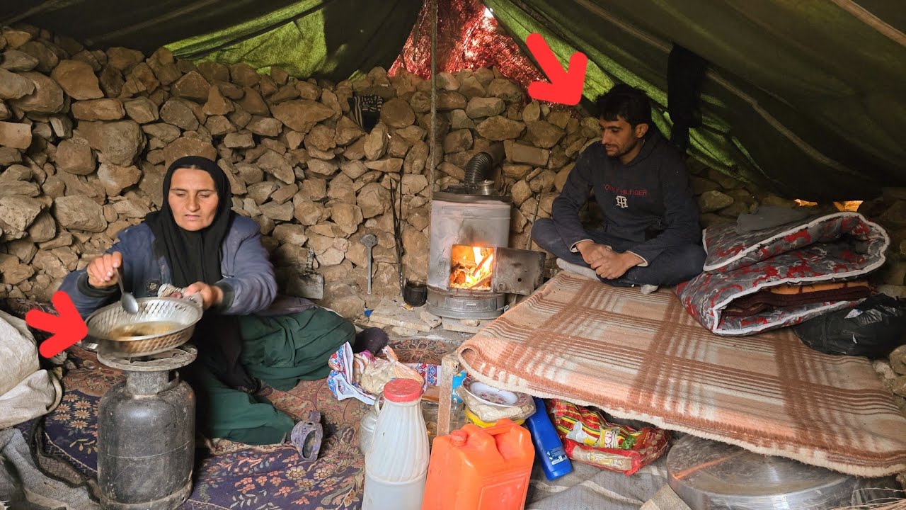 Kicked Out by Her Own Family &ndash; Building a Shelter Alone in the Freezing Mountains