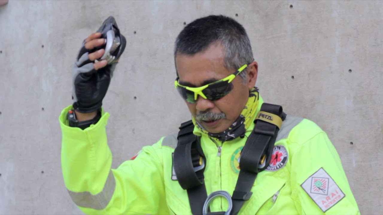 Pemakaian Full Body Harnes dan Kelengkapan Peralatannya (Rope Access)