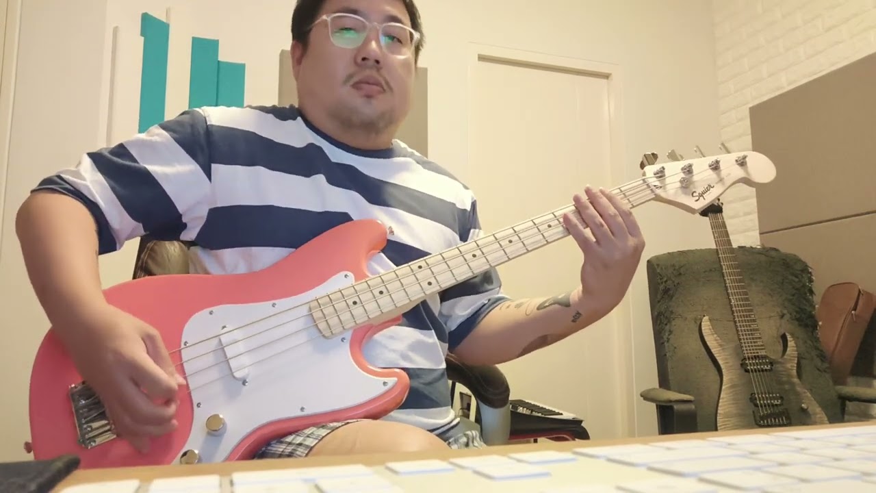 Soooooooooo vintage. The Squier Sinic Bronco Bass. #squierbyfender  #squierbass