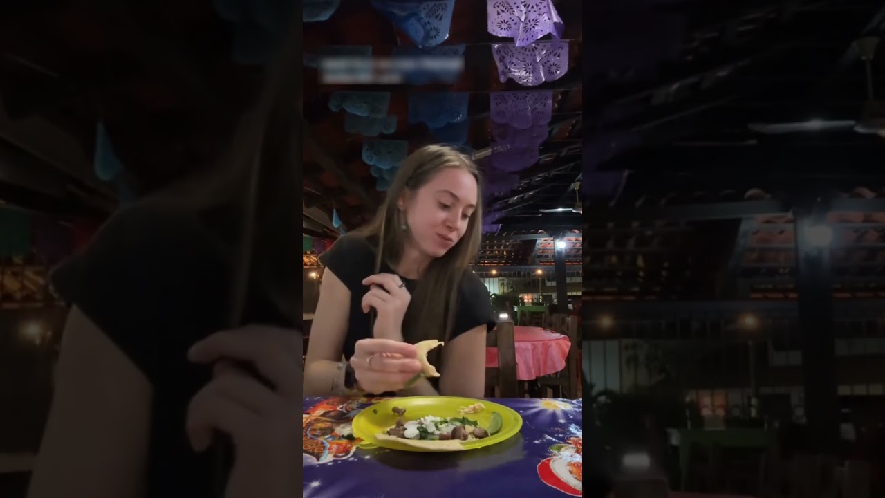 Extranjera Comiendo Tacos Mexicanos