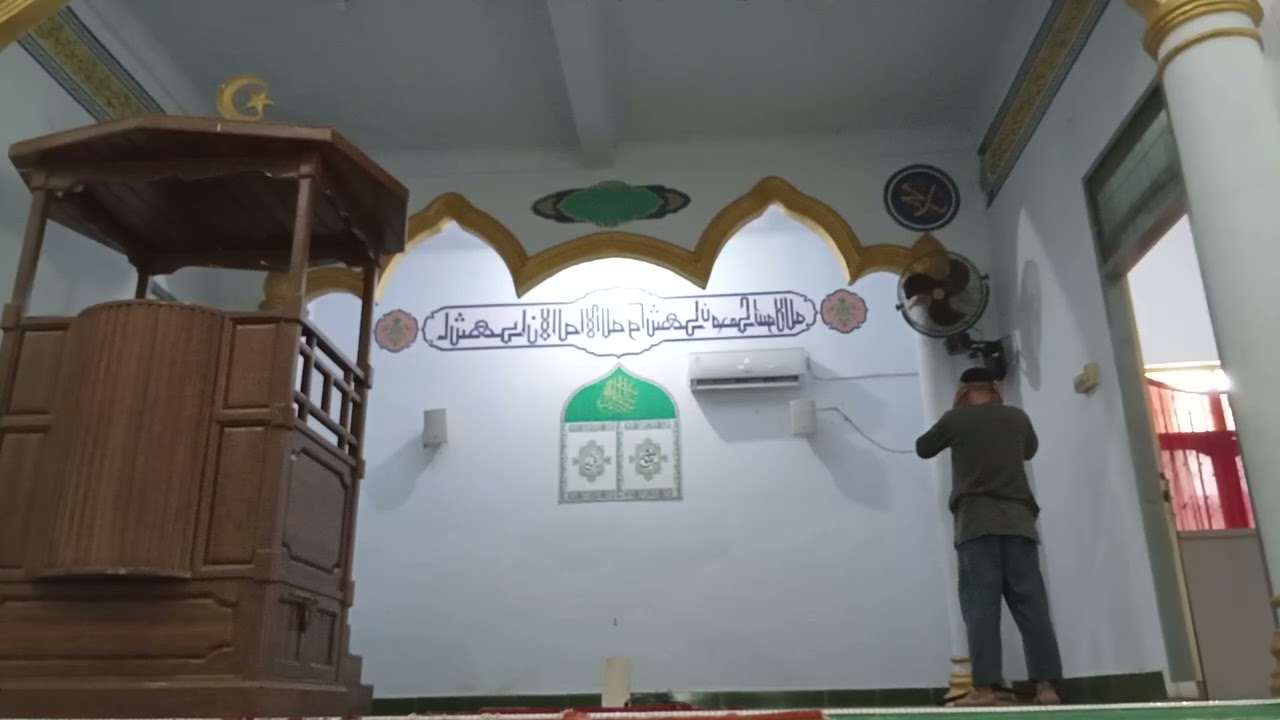 Azhar dzuhur di mesjid al muqarabbun kompleks perumahan tumbuh mandonga kendari Sulawesi tenggara
