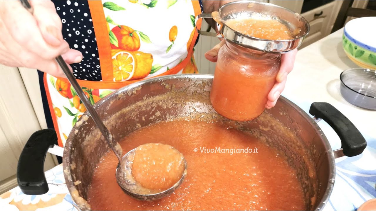 Nonna Carmela mostra la ricetta antica della confettura di mele cotogne