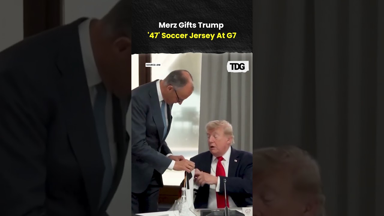 Канцлер Германии Мерц подарил Трампу футбольную майку на саммите G7 | Вирусный момент в Эвиане