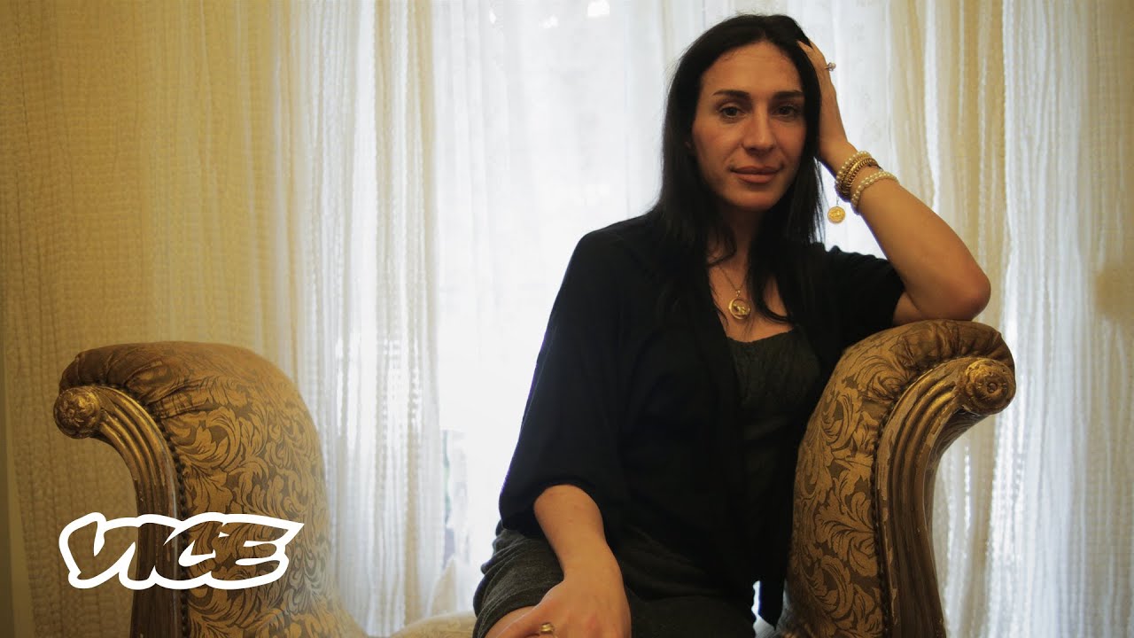 Μίνα Ορφανού: «Ταμπέλες Έχουν Μόνο τα Μαγαζιά»