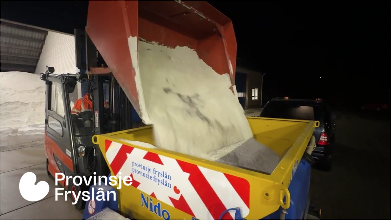 Hoe werkt strooien in Fryslân? Earste ronde fan it seizoen 🚛❄️